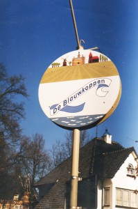 Blauwkoppen bord op mast